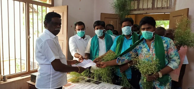 கோரிக்கை மனு அளித்த விவசாயிகள்