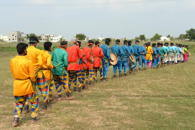 பலநூறு பறை இசைக்கலைஞர்களுடன் சாதனை நிகழ்வுக்காக மகிழ்வுடன் இசைக்க ப் போகும் தூத்துக்குடியை சேர்ந்த சகா கலைக்குழுவினர்