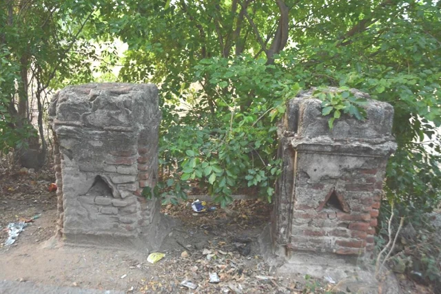 சிதிலமடைந்து கிடக்கும் நினைவு மண்டபம்