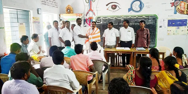 அரசு ஊழியர்கள்