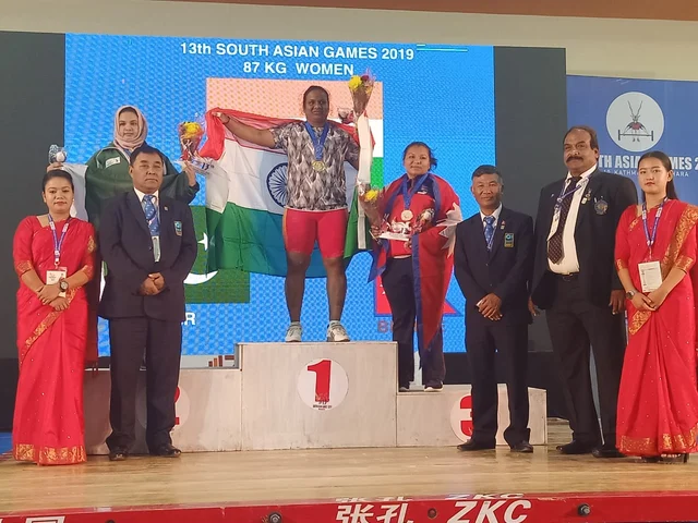 `பளு தூக்கும் விளையாட்டுன்னா உசுரு!’- தெற்காசியப் போட்டியில் தங்கம் வென்று சாதித்த தஞ்சை பெண் எஸ்ஐ