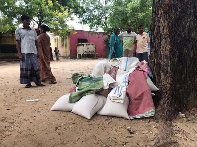 மழை நிவாரணப் பொருள்கள்