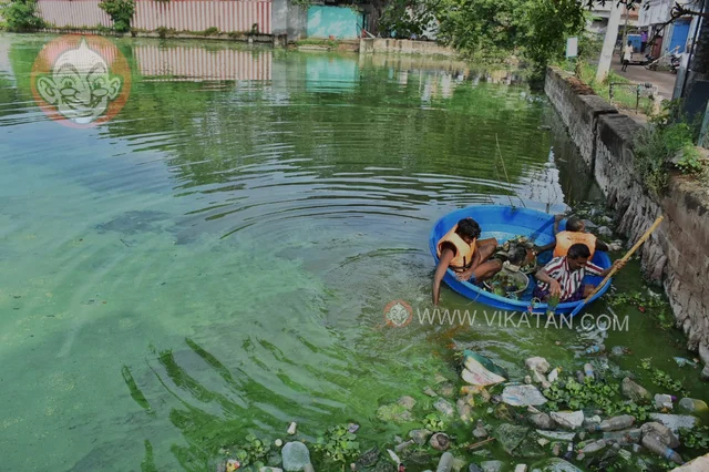 படகில் தூய்மை செய்யும் பணி