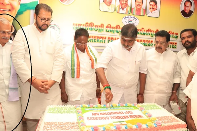 கட்சியின் துண்டை அணியாமல் இருக்கும் வைத்திலிங்கம் எம்.பி (வட்டத்திற்குள்)