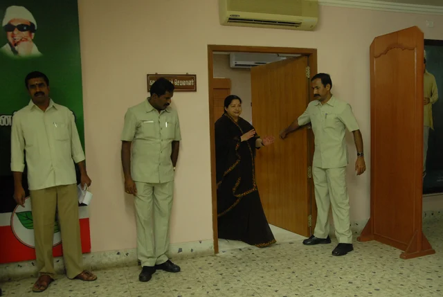 பொதுச் செயலாளர் அறையில் இருந்து வெளியே வரும் ஜெயலலிதா