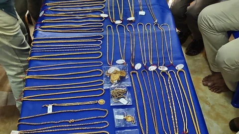 தென்காசி சகோதரர்களிடமிருந்து மீட்கப்பட்ட நகைகள்