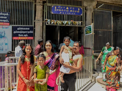 ராக்காயி அம்மன் கோயிலில் பக்தர்கள்