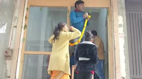 டெல்லியில் 11 பேர் தற்கொலை செய்த வீட்டில் குடியேறிய டாக்டர்