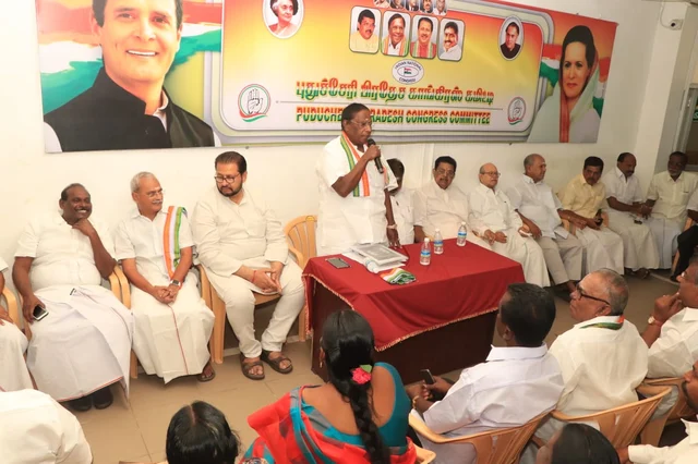 துண்டு அணிந்து அமர்ந்த வைத்திலிங்கம்