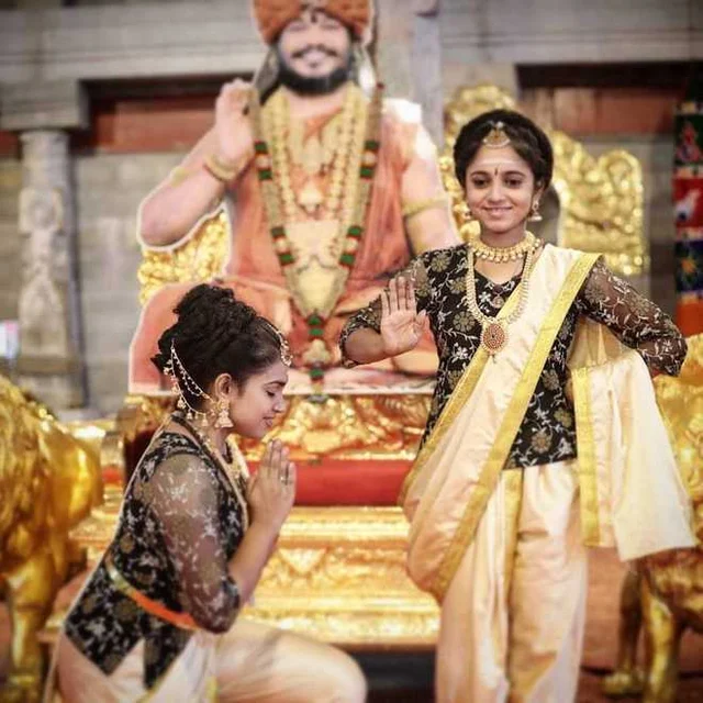 காஸ்ட்யூமில் கலக்கும் பக்தைகள்