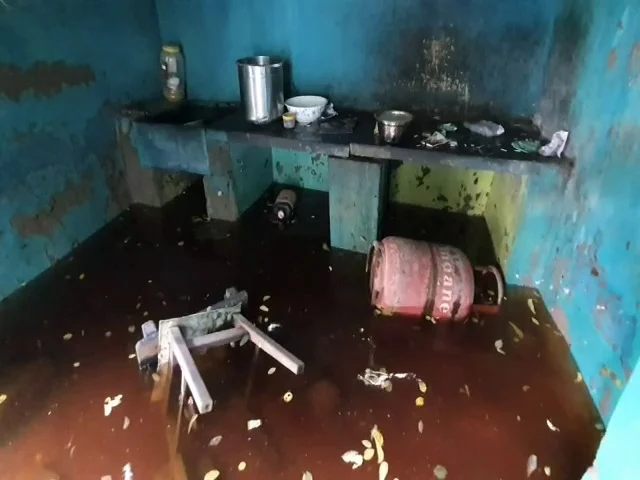 வீட்டுக்குள் புகுந்த மழைநீர்