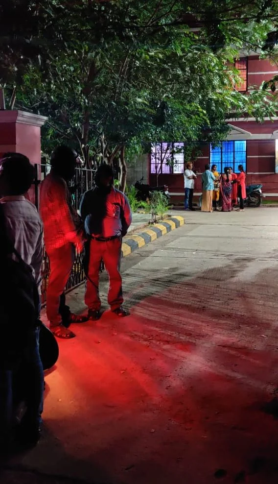 காவல் நிலையத்தில் புகார் கொடுக்க காத்திருந்தவர்கள்