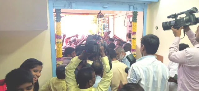 பிரியாணி வாங்கக் குவிந்த கூட்டம்