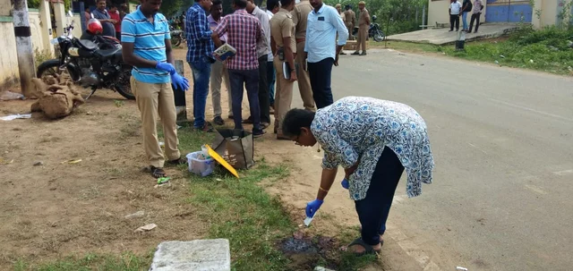கொலை நடந்த இடத்தில் தடயங்களை சேகரிக்கும் நிபுணர்