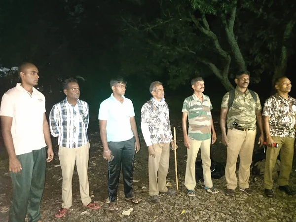 சிறுத்தையைத் தேடும் வனத்துறையினர்