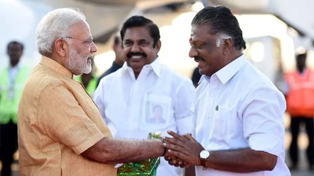 மோடியுடன் பன்னீரும் எடப்பாடியும்