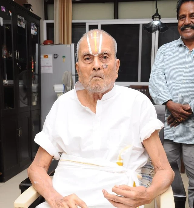 தலைமை ஆசிரியர் சீனிவாசன்