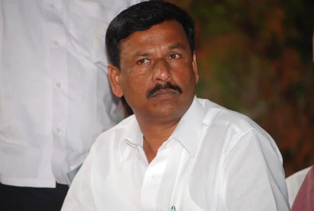 முன்னாள் மாவட்ட தி.மு.க செயலாளர் திவாகரன்.
