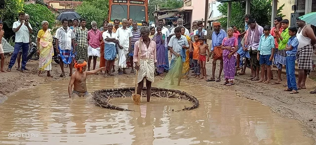 மழைநீரால் நிரம்பிய சாலையில் நூதன போராட்டம்