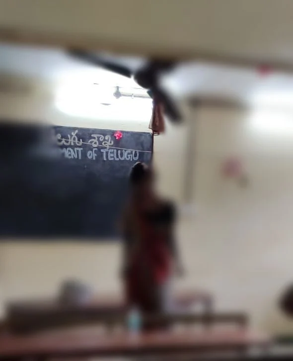 தூக்கில் தொங்கிய நிலையில் ஆசிரியை