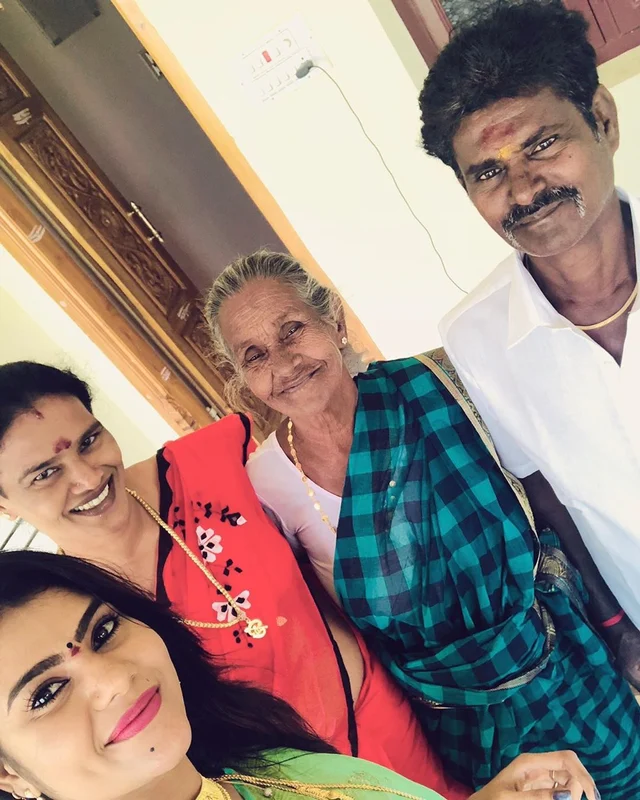 குடும்பத்தினருடன் நிவிஷா