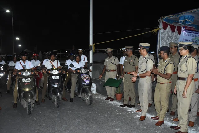 போக்குவரத்து மகளிர் காவல் படையைத் தொடங்கி வைக்கும் காவல் ஆணையர் ஏ.கே.விஸ்வநாதன்