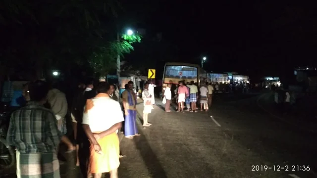 ரோட்டோரம் நின்றுகொண்டிருந்த பயணிகள்
