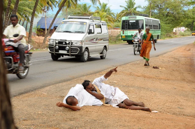 போதையில்... ரோட்டில்