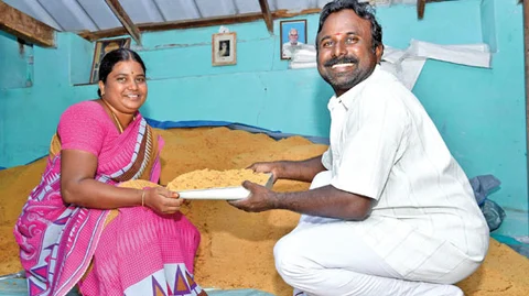 நாட்டுச் சர்க்கரையுடன் தெய்வசிகாமணி-கலாமணி தம்பதி