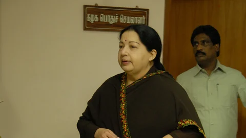 பொதுச் செயலாளர் அறைக்கு வெளியே ஜெயலலிதா