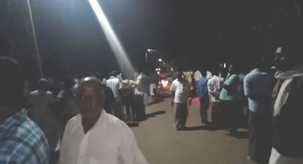 திமுக-அதிமுகவிடையே நடந்த கோஷ்டி மோதல்