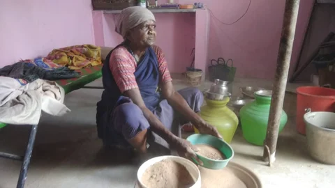 மணலைச் சலிக்கும் பாட்டி
