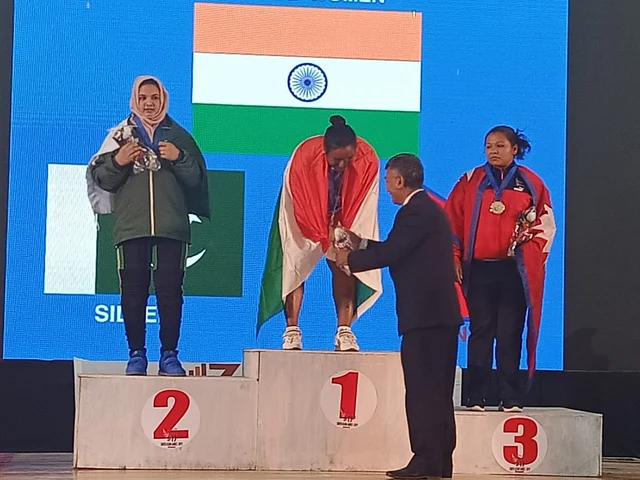 `பளு தூக்கும் விளையாட்டுன்னா உசுரு!’- தெற்காசியப் போட்டியில் தங்கம் வென்று சாதித்த தஞ்சை பெண் எஸ்ஐ