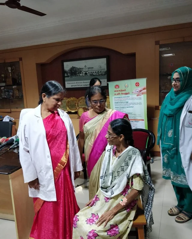 சிகிச்சைக்குப் பின் மருத்துவர் சம்பத்குமாரி மற்றும் மருத்துவர் தமிழ்ச்செல்வியுடன், ரதி.