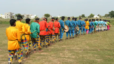 உற்சாகத்துடன் பறை இசைக்கும் கலைஞர்கள்
