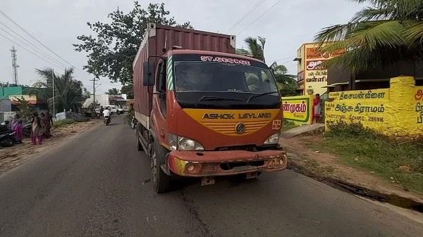 கேரளாவிலிருந்து கழிவுடன் வந்த லாரி