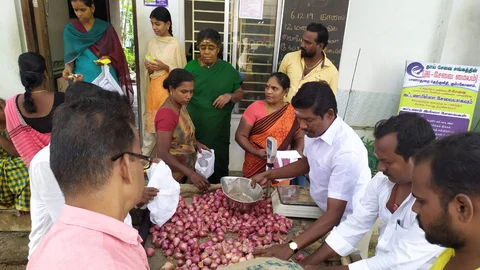 குறைந்த விலையில் வெங்காயம் விற்பனை
