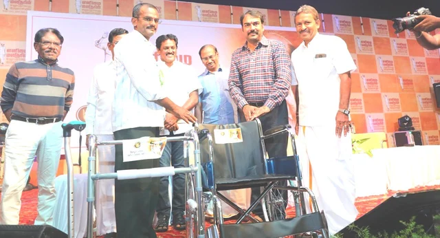 நலத்திட்ட உதவிகள் வழங்கிய பிரபலங்கள்