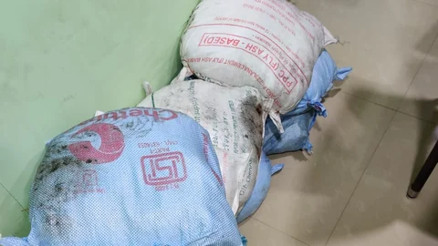 ஐயப்பன் கொண்டுவந்த பணமூட்டைகள்