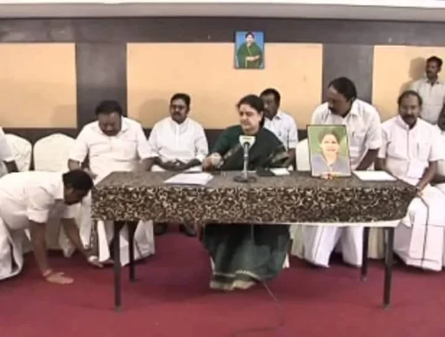 கூவத்தூரில் சசிகலா காலில் விழும் எடப்பாடி