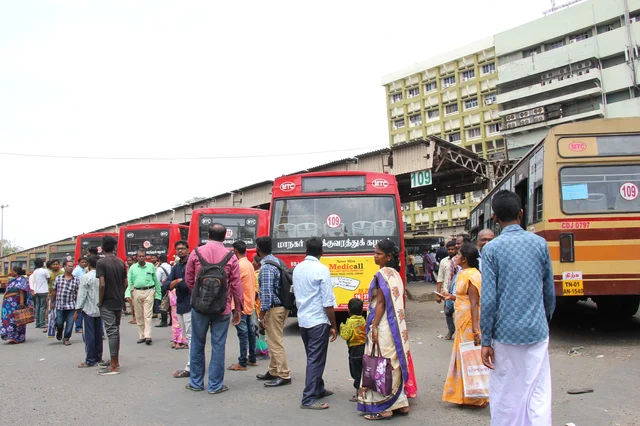 ஜூலை மாதம் சம்பள நிலுவையை வழங்க கோரி போக்குவரத்து தொழிலாளர்கள் வேலைநிறுத்த போராட்டத்தில் ஈடுபட்டனர்.