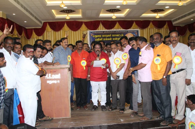 மதுரை ரஜினி மக்கள் மன்றத்தினர்