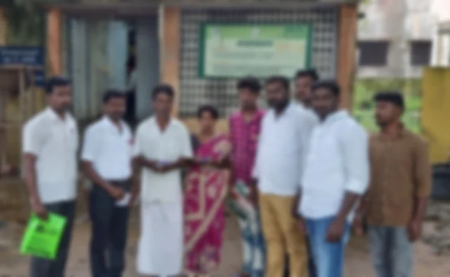 அரசு அலுவலகத்தில் இளம்பெண்ணின் குடும்பத்தினர்
