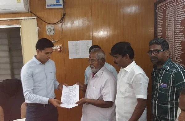 சப்-கலெக்டர் மணிஷ் நாரணவரேயுடன் பூதத்தான்