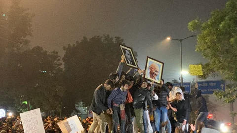 டெல்லி போலீஸுக்கு எதிராகப் போராட்டம்