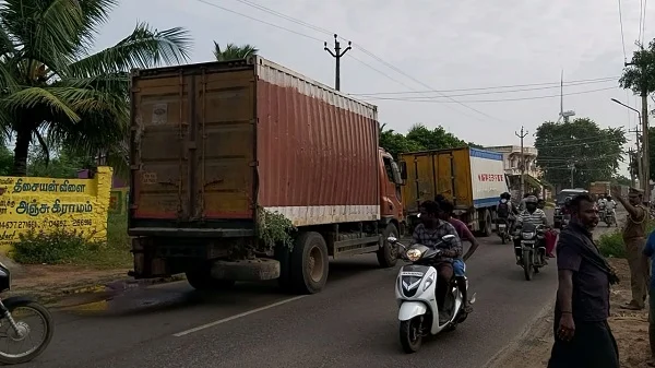 கேரளாவிலிருந்து கழிவுகளை ஏற்றி வந்த லாரி