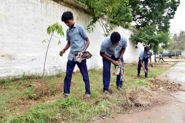 பிளாஸ்டிக் குப்பைகளை அகற்றும் மாணவர்கள்