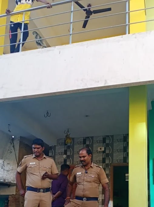 கொலை நடந்த வீட்டில் போலீஸ்