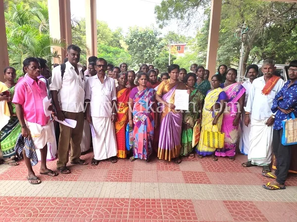 மனு அளிக்க வந்திருந்த கிராம மக்கள்