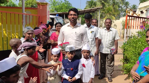 மாணவர்களோடு ஷேக் அப்துல் ரஹ்மான்